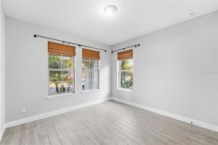 Image No.10-6 Bed Property for sale