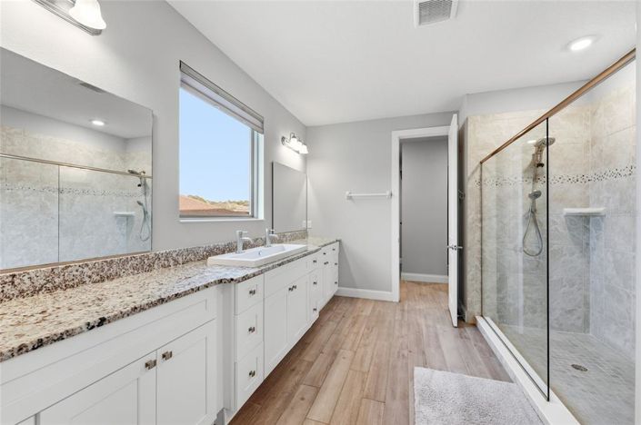 Image No.20-6 Bed Property for sale