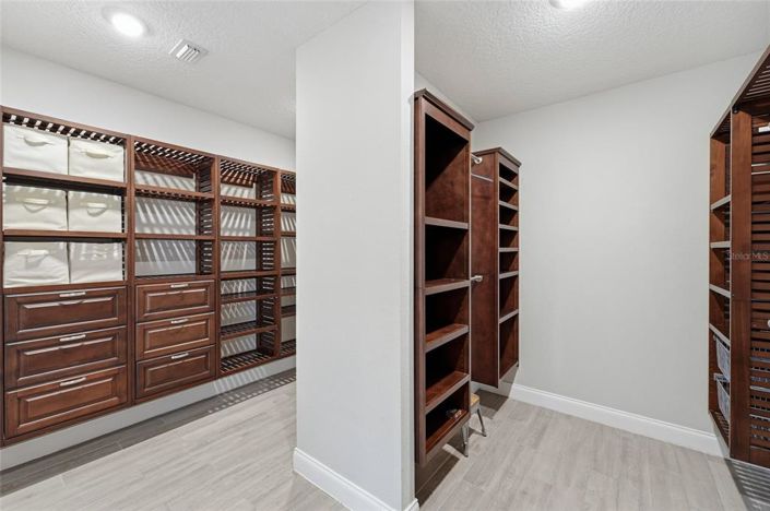 Image No.21-6 Bed Property for sale