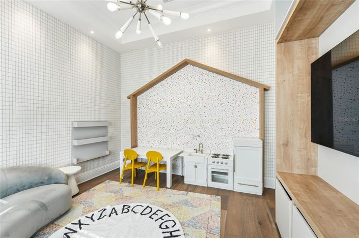 Image No.14-6 Bed Property for sale