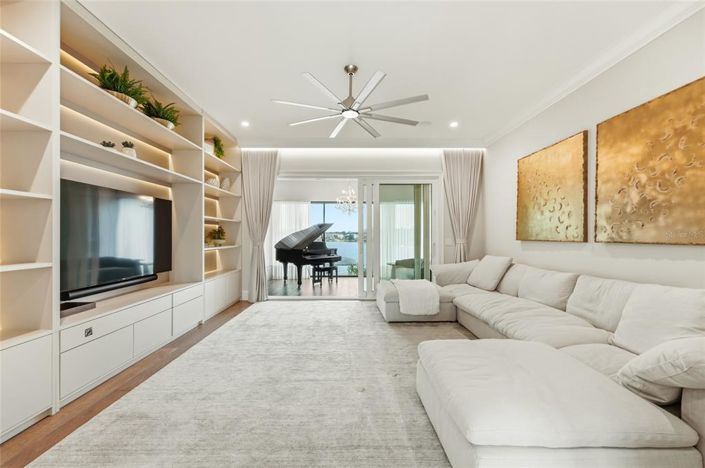 Image No.17-6 Bed Property for sale