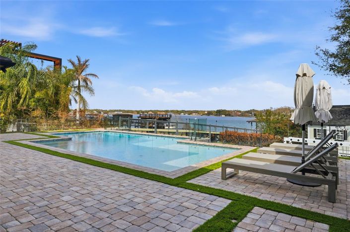 Image No.25-6 Bed Property for sale