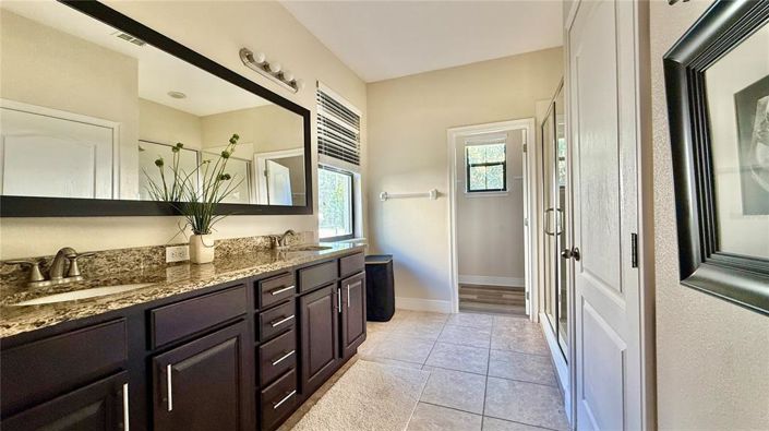 Image No.16-4 Bed Townhouse for sale