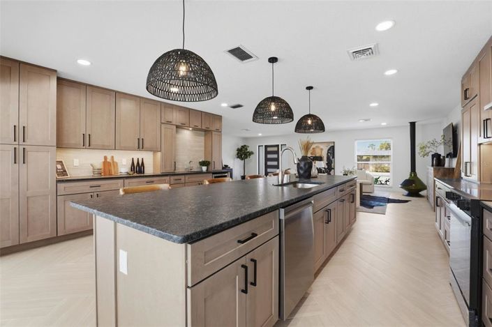 Image No.20-4 Bed Property for sale