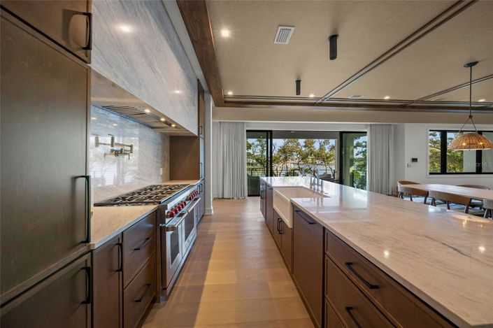 Image No.10-5 Bed Property for sale