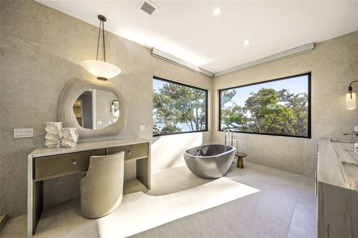 Image No.23-5 Bed Property for sale