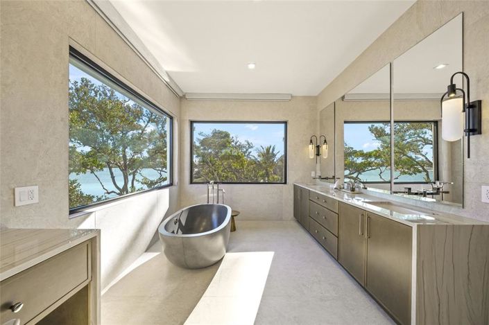 Image No.24-5 Bed Property for sale