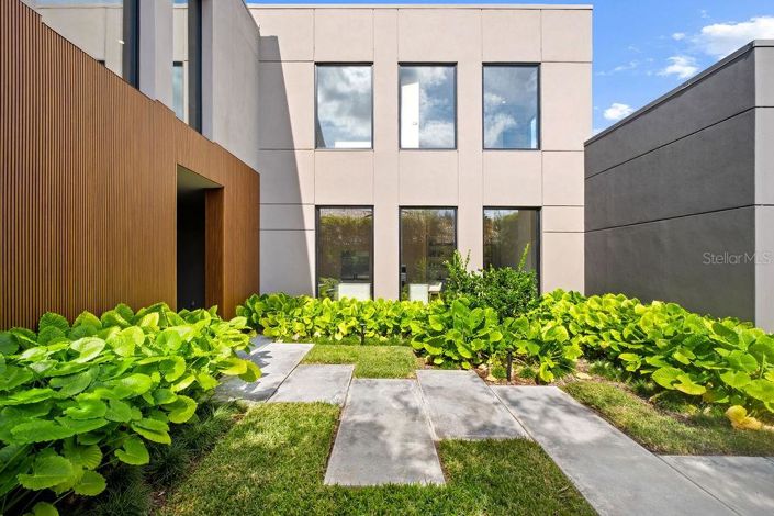 Image No.10-4 Bed Property for sale