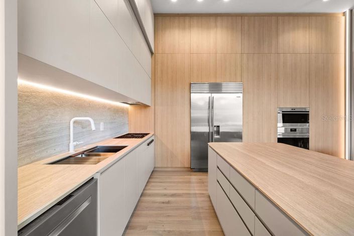 Image No.32-4 Bed Property for sale