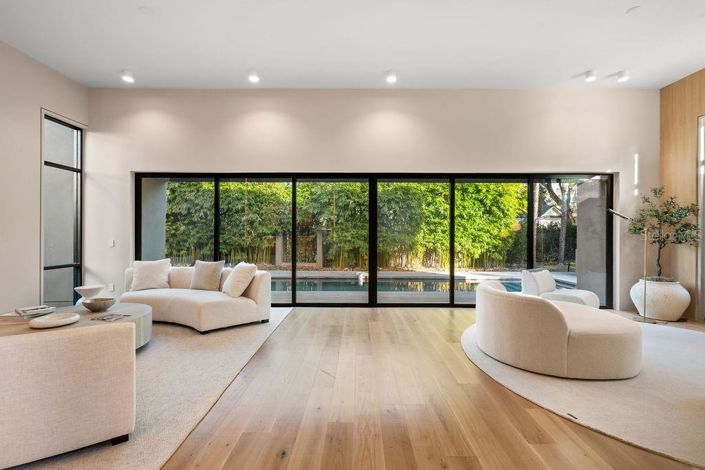 Image No.50-4 Bed Property for sale