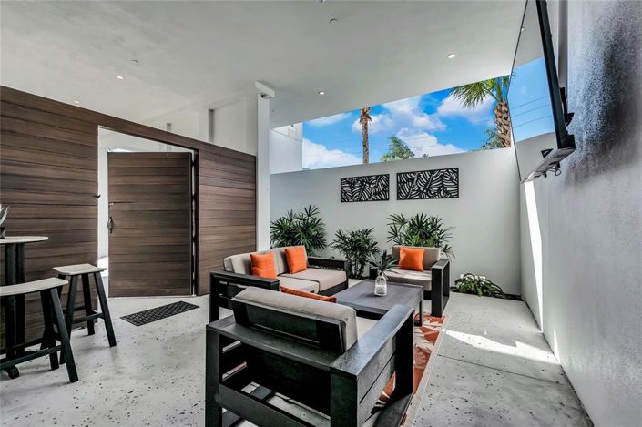 Image No.9-5 Bed Property for sale