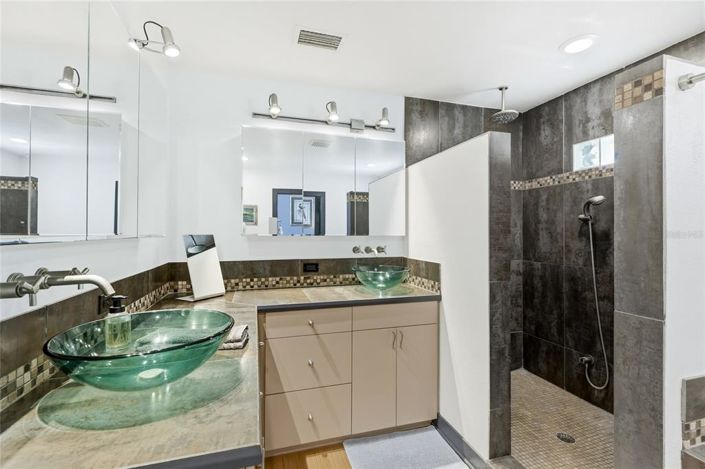 Image No.37-3 Bed Property for sale