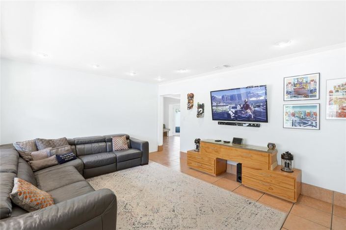 Image No.6-3 Bed Property for sale