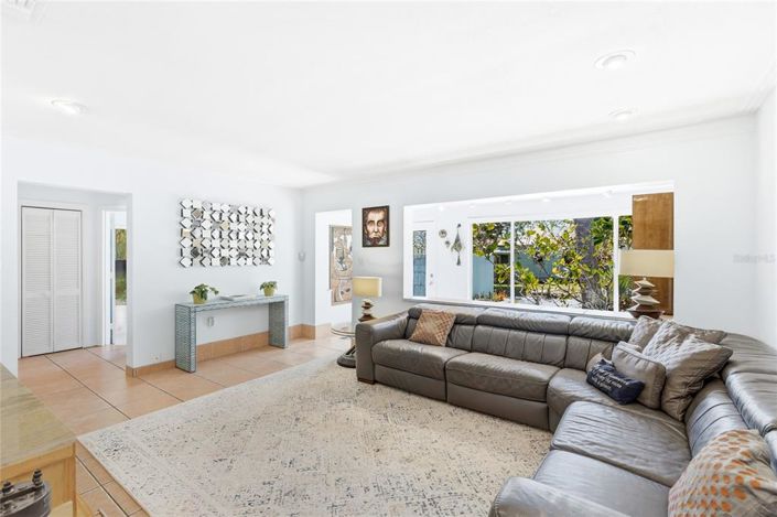 Image No.8-3 Bed Property for sale