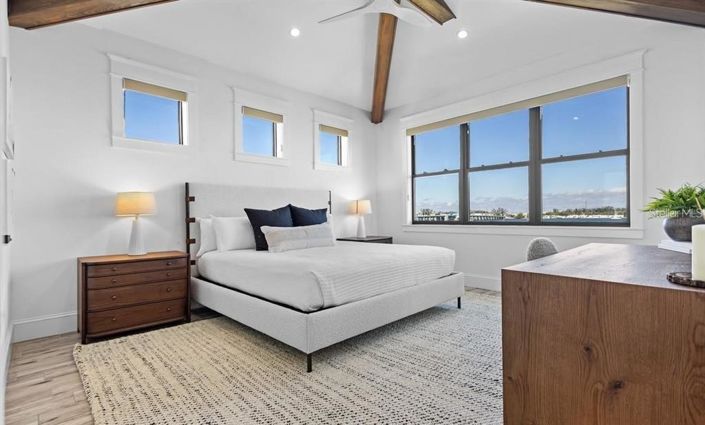 Image No.20-8 Bed Property for sale