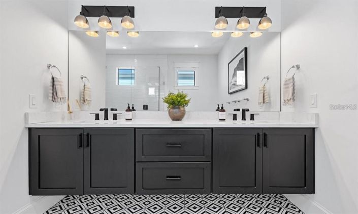 Image No.24-8 Bed Property for sale