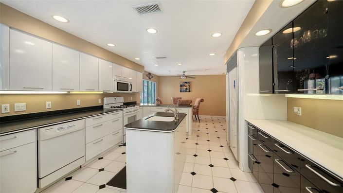 Image No.19-3 Bed Property for sale