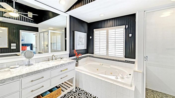 Image No.18-8 Bed Property for sale