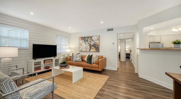 Image No.3-8 Bed Property for sale