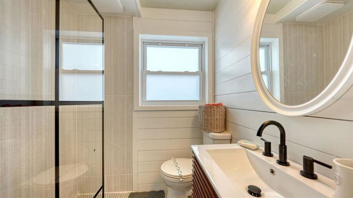 Image No.8-8 Bed Property for sale