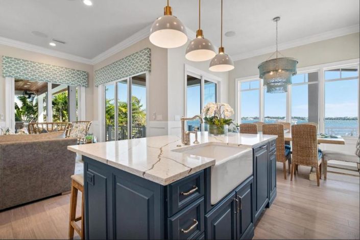 Image No.10-7 Bed Property for sale