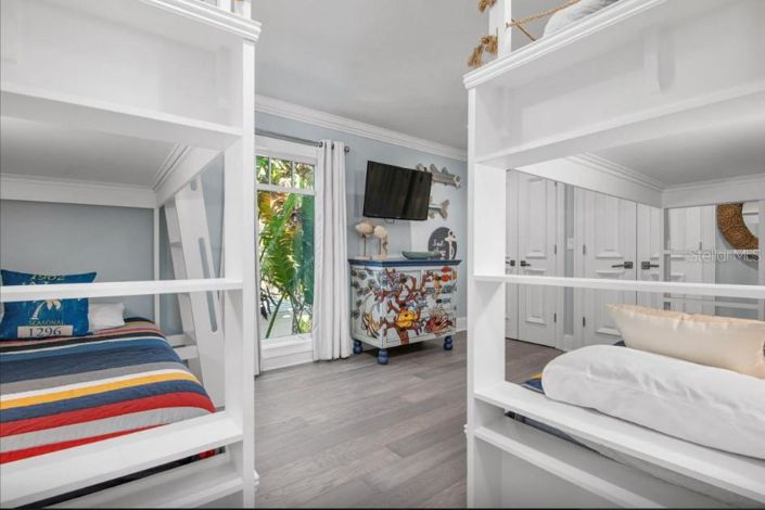 Image No.17-7 Bed Property for sale