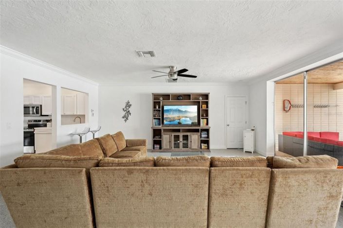 Image No.10-6 Bed Property for sale