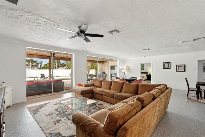 Image No.11-6 Bed Property for sale