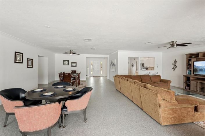 Image No.13-6 Bed Property for sale