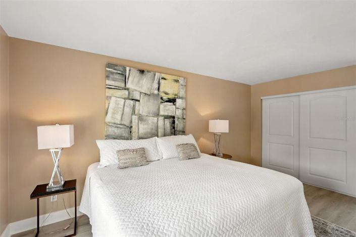 Image No.54-6 Bed Property for sale