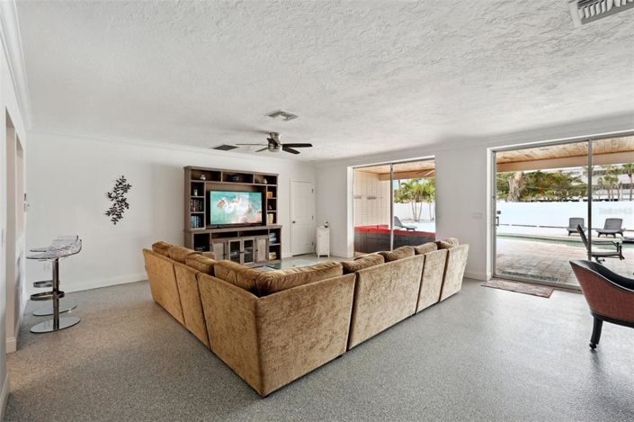 Image No.8-6 Bed Property for sale