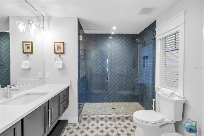 Image No.12-8 Bed Property for sale