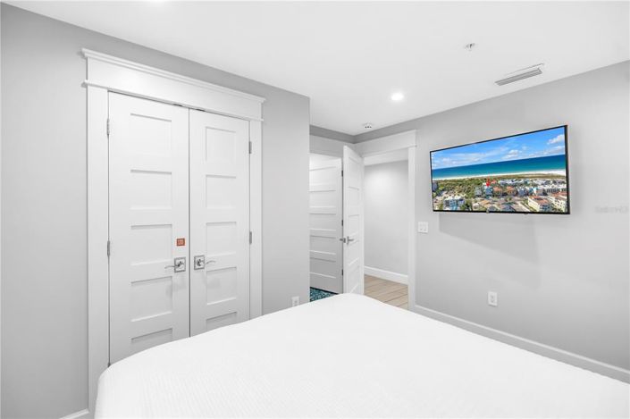 Image No.20-8 Bed Property for sale