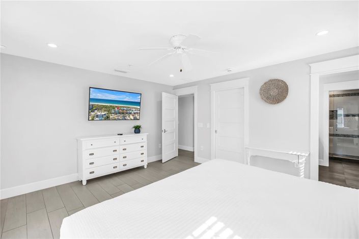 Image No.23-8 Bed Property for sale