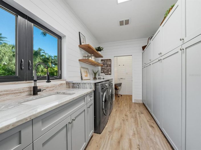 Image No.37-4 Bed Property for sale