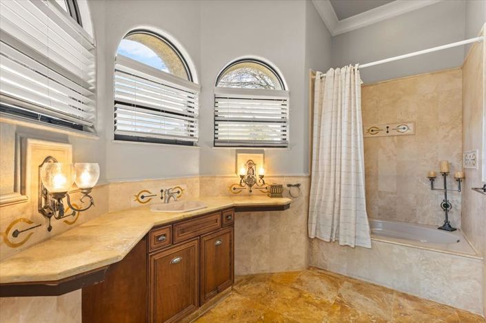 Image No.55-5 Bed Property for sale