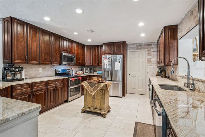 Image No.25-4 Bed Property for sale