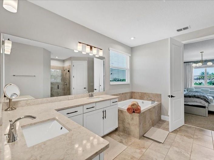 Image No.26-6 Bed Property for sale