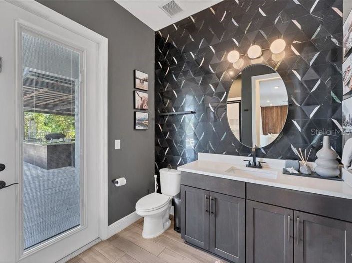 Image No.30-6 Bed Property for sale