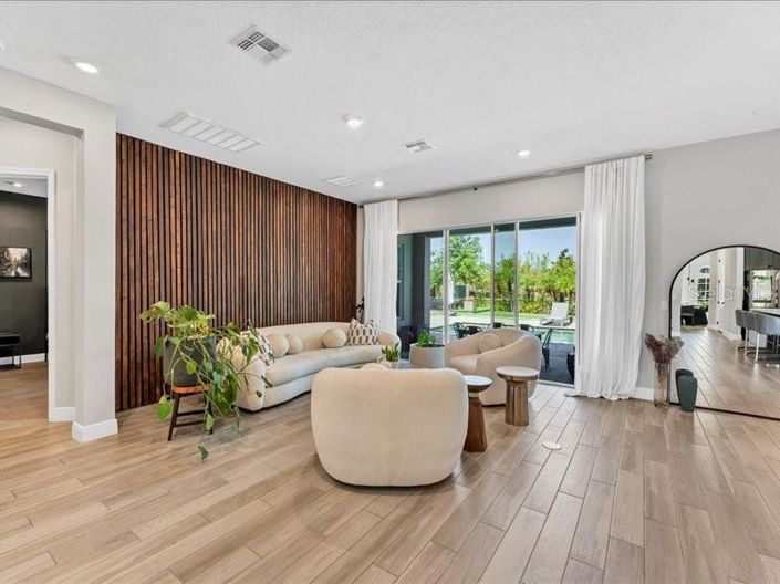 Image No.4-6 Bed Property for sale