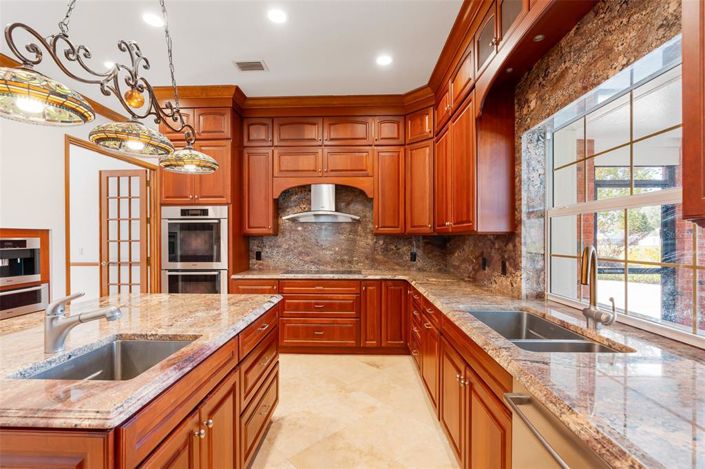 Image No.40-5 Bed Property for sale