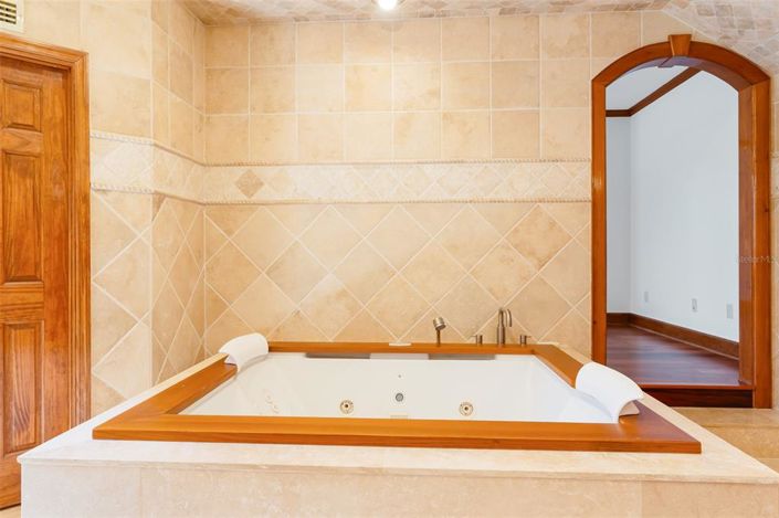 Image No.60-5 Bed Property for sale