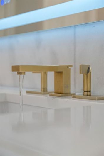 Image No.28-5 Bed Property for sale