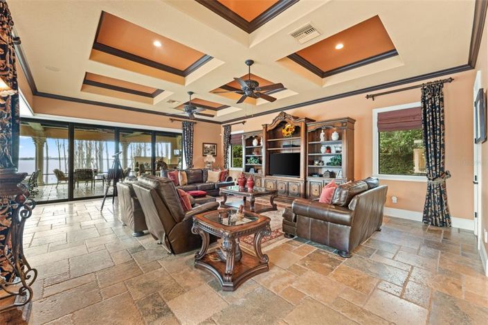 Image No.20-6 Bed Property for sale