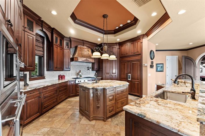 Image No.24-6 Bed Property for sale