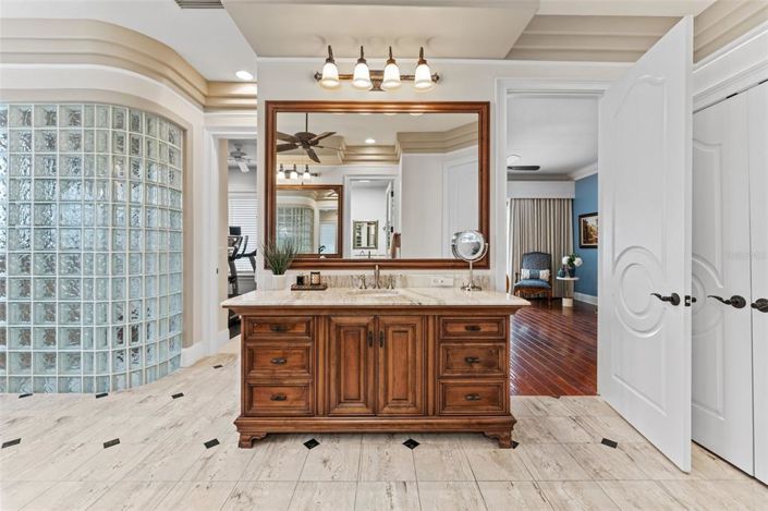 Image No.32-6 Bed Property for sale