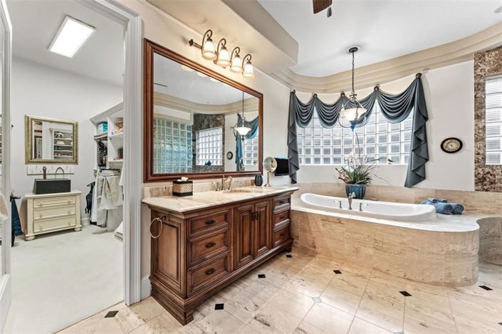 Image No.34-6 Bed Property for sale