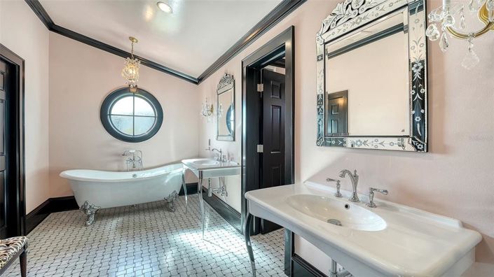 Image No.16-4 Bed Property for sale