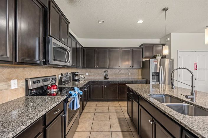 Image No.5-9 Bed Property for sale