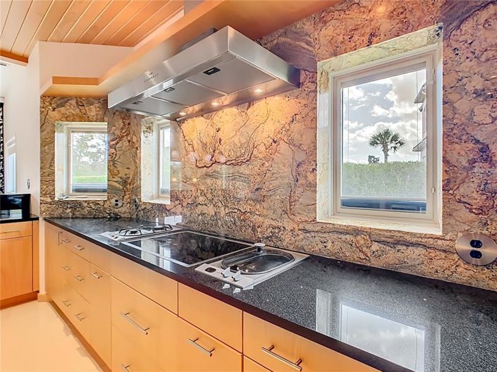 Image No.10-3 Bed Property for sale